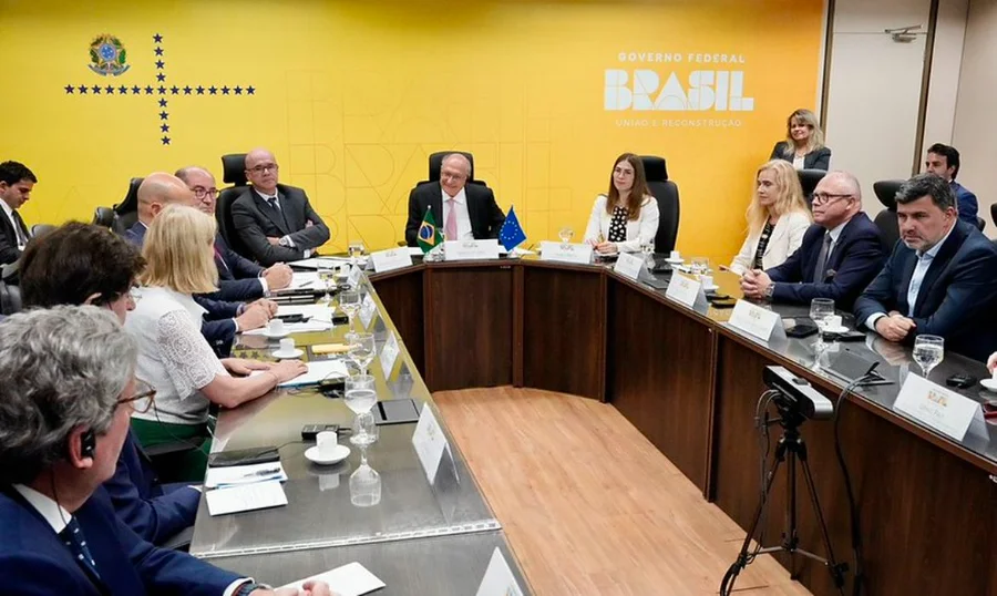 Geraldo Alckmin recebe representantes do Parlamento Europeu em reunião sobre acordo Mercosul-União Europeia no Palácio do Planalto