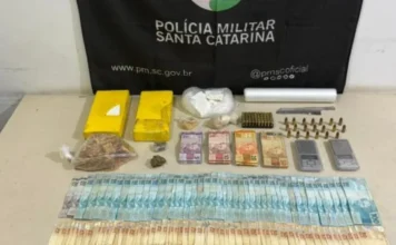 Adolescente é apreendido com drogas e munições em Araranguá Drogas, dinheiro, balanças de precisão e munições apreendidos pela Polícia Militar durante ocorrência em Araranguá