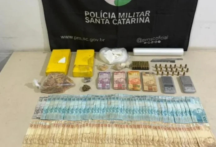 Adolescente é apreendido com drogas e munições em Araranguá Drogas, dinheiro, balanças de precisão e munições apreendidos pela Polícia Militar durante ocorrência em Araranguá