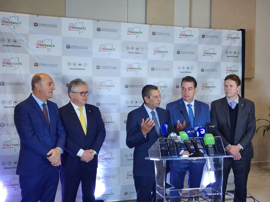 Alesc Itinerante inicia debates no Extremo Sul Deputados participam de entrevista coletiva na abertura da Alesc Itinerante em Araranguá, no Extremo Sul catarinense