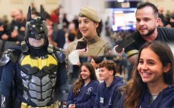 Alesc Itinerante leva política para perto do cidadão em Araranguá Montagem com participantes da Alesc Itinerante em Araranguá: ativista social fantasiado de Batman, policial militar, jovens atletas da AVVA e representante do Sindicato dos Mineiros durante sessão legislativa itinerante da Assembleia Legislativa de Santa Catarina