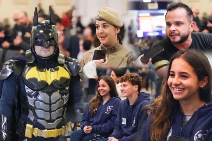 Alesc Itinerante leva política para perto do cidadão em Araranguá Montagem com participantes da Alesc Itinerante em Araranguá: ativista social fantasiado de Batman, policial militar, jovens atletas da AVVA e representante do Sindicato dos Mineiros durante sessão legislativa itinerante da Assembleia Legislativa de Santa Catarina