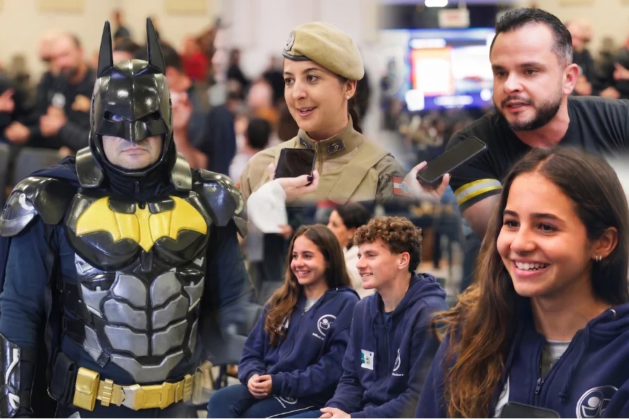 Alesc Itinerante leva política para perto do cidadão em Araranguá Montagem com participantes da Alesc Itinerante em Araranguá: ativista social fantasiado de Batman, policial militar, jovens atletas da AVVA e representante do Sindicato dos Mineiros durante sessão legislativa itinerante da Assembleia Legislativa de Santa Catarina