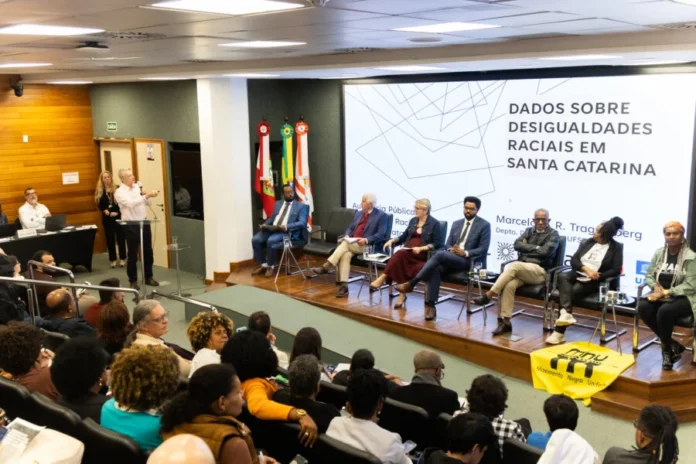 Alesc debate cotas raciais e desigualdades em SC Audiência pública na Alesc debate cotas raciais, ensino superior e desigualdades raciais em Santa Catarina