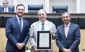 Alesc destaca 60 anos do Complexo Jorge Lacerda Deputados e representante da Diamante Energia durante sessão especial da Alesc em homenagem aos 60 anos do Complexo Termoelétrico Jorge Lacerda, em Florianópolis.