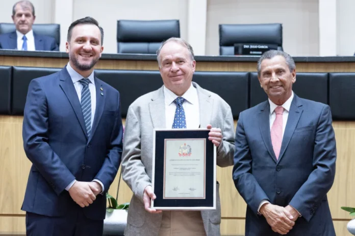 Alesc destaca 60 anos do Complexo Jorge Lacerda Deputados e representante da Diamante Energia durante sessão especial da Alesc em homenagem aos 60 anos do Complexo Termoelétrico Jorge Lacerda, em Florianópolis.