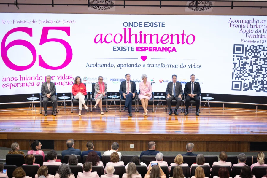 Alesc homenageia Rede Feminina pelos 65 anos Solenidade na Alesc homenageia Rede Feminina de Combate ao Câncer de Santa Catarina pelos 65 anos de atuação