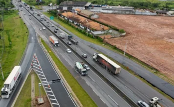 Alesc analisa projetos sobre trânsito e inclusão em SC Trânsito intenso na BR-101 em Santa Catarina com veículos de carga e automóveis em rodovia estadual é debatido na Alesc