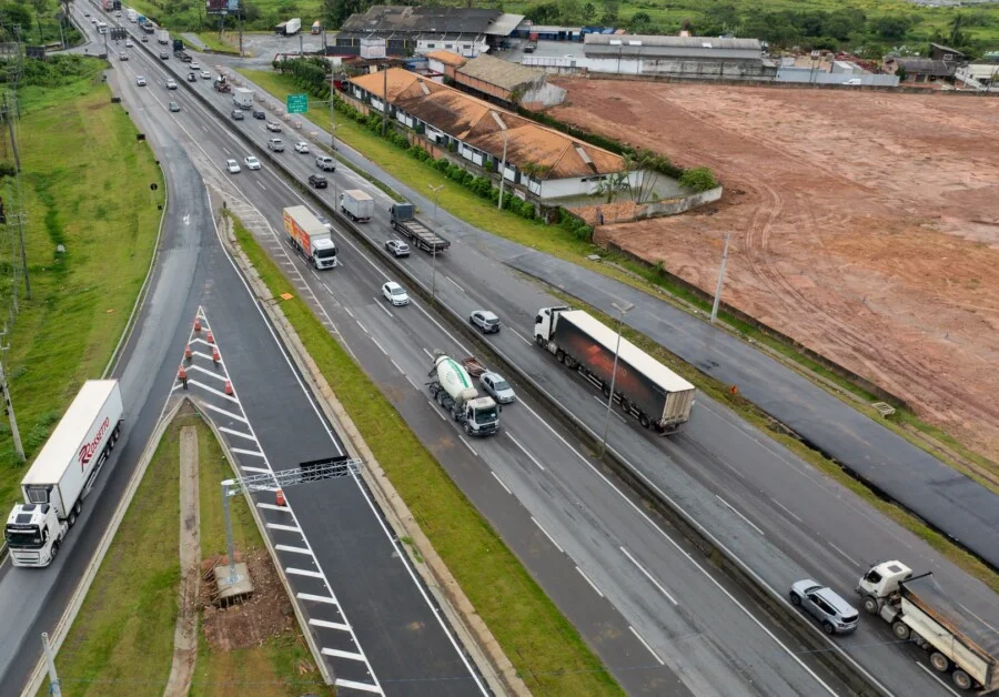Trânsito intenso na BR-101 em Santa Catarina com veículos de carga e automóveis em rodovia estadual é debatido na Alesc