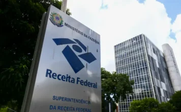 Alta do petróleo impulsiona arrecadação federal Placa da Receita Federal em frente a prédio público, relacionada à arrecadação federal recorde de impostos em abril