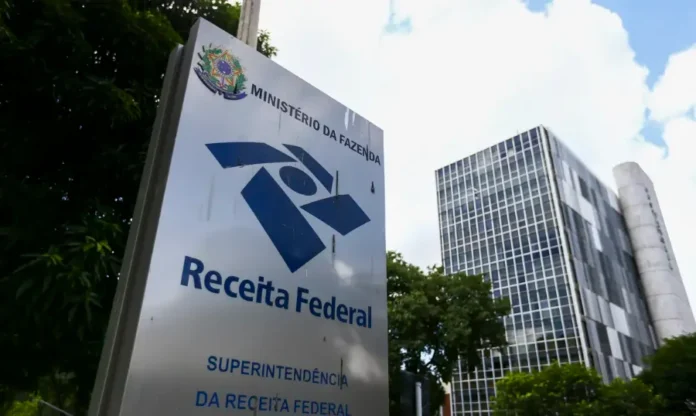 Alta do petróleo impulsiona arrecadação federal Placa da Receita Federal em frente a prédio público, relacionada à arrecadação federal recorde de impostos em abril