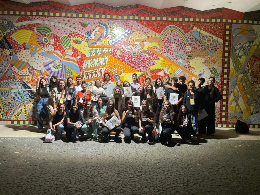 Alunos da EEB Praia da Gaivota participam do SIEM na UFSC em Florianópolis durante simulação de organizações internacionais