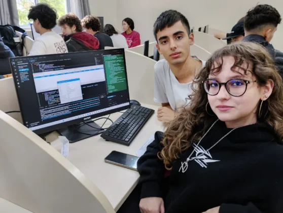 Estudantes Polyana e Gabriel apresentam sistema de triagem e agendamento desenvolvido em Ararangu&aacute;