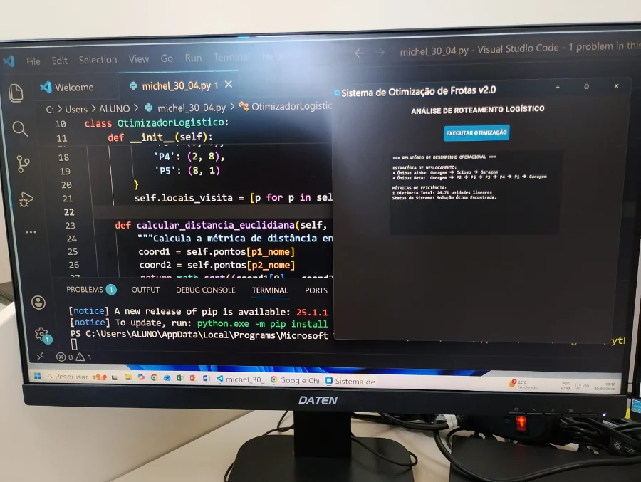 Tela de computador mostra sistema de otimização de frotas criado por aluno de escola em Araranguá