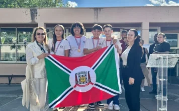 Alunos de Criciúma levam ouro em Matemática na França Estudantes de Criciúma medalhistas de ouro na Olimpíada Internacional Matemática Sem Fronteiras, na França, seguram bandeira do município
