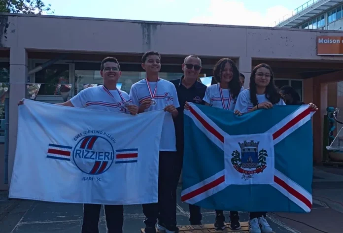 Alunos de Içara conquistam medalhas de prata na França Estudantes de Içara conquistam medalhas de prata na Olimpíada Matemática Sem Fronteiras na França