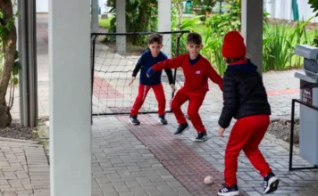 Alunos visitam Museu da Infância em programação da Unesc Crianças brincam no Museu da Infância da Unesc durante programação da Semana Nacional de Museus em Criciúma