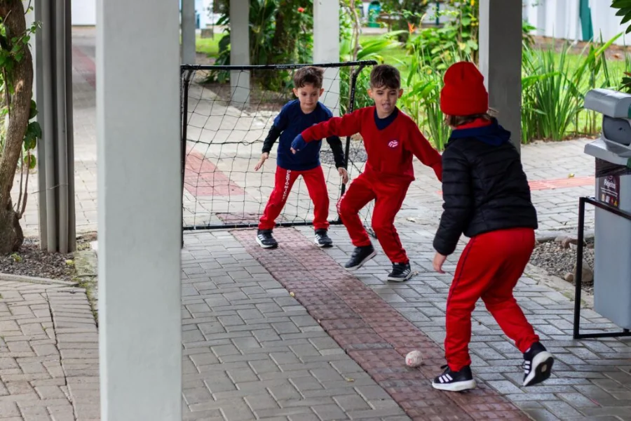 Crianças brincam no Museu da Infância da Unesc durante programação da Semana Nacional de Museus em Criciúma