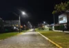 Araranguá avança com troca da iluminação por LED Rua de Araranguá com nova iluminação pública de LED durante a noite, em projeto de modernização urbana