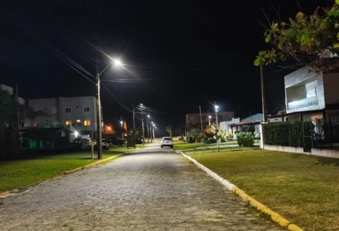 Araranguá avança com troca da iluminação por LED Rua de Araranguá com nova iluminação pública de LED durante a noite, em projeto de modernização urbana