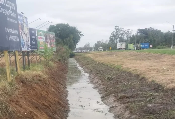 Araranguá define plano preventivo contra alagamentos Canal de drenagem limpo em Araranguá durante ações preventivas contra alagamentos no período de chuvas