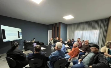 Arroio debate concessão de água e esgoto com vereadores Reunião sobre concessão de água e esgoto em Balneário Arroio do Silva com representantes da Prefeitura, vereadores e técnicos por videoconferência