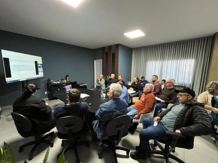 Arroio debate concessão de água e esgoto com vereadores Reunião sobre concessão de água e esgoto em Balneário Arroio do Silva com representantes da Prefeitura, vereadores e técnicos por videoconferência