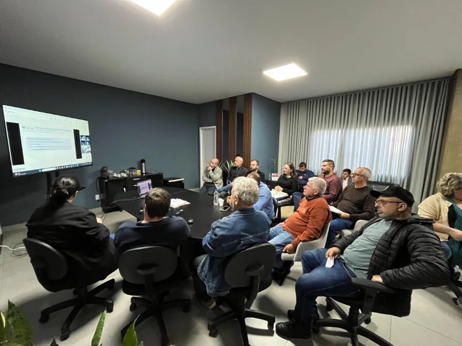 Reunião sobre concessão de água e esgoto em Balneário Arroio do Silva com representantes da Prefeitura, vereadores e técnicos por videoconferência