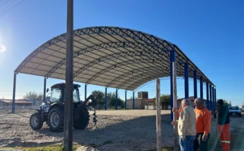 Arroio do Silva cerca quadra escolar na Praia da Caçamba Prefeitura de Balneário Arroio do Silva inicia cercamento da quadra da Escola Jaira Vieira Borges, na Praia da Caçamba