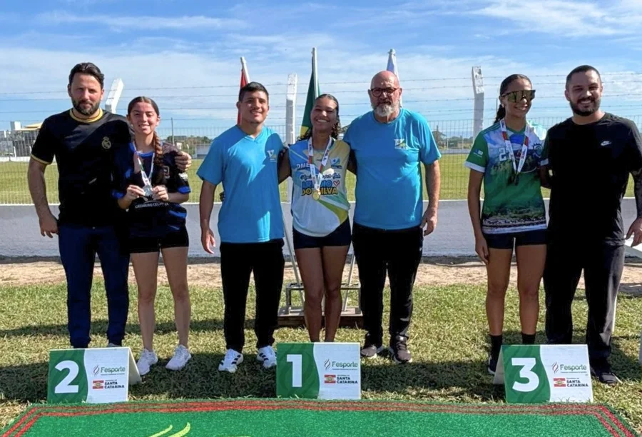 Atletas de Balneário Arroio do Silva no pódio da fase microrregional do JESC em provas de atletismo
