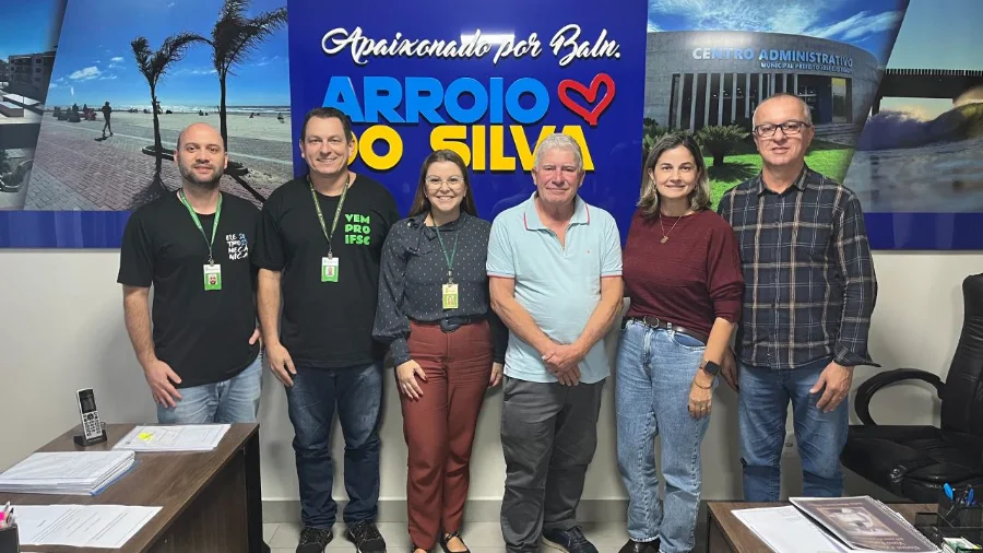 Representantes do IFSC Araranguá e da Prefeitura de Balneário Arroio do Silva durante reunião sobre parceria estratégica para qualificação profissional e educação no município.