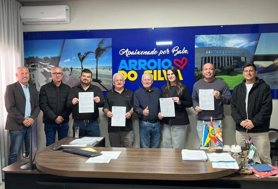 Arroio do Silva libera asfalto na Avenida Antônio Prado Autoridades de Balneário Arroio do Silva entregam ordem de serviço para capeamento asfáltico na Avenida Antônio Prado