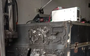 Bateria pega fogo em oficina de drones em Araranguá Caixa danificada por princípio de incêndio em bateria dentro de oficina de drones no bairro Jardim Cibeli, em Araranguá