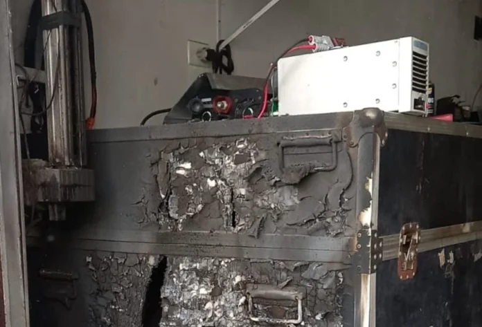 Bateria pega fogo em oficina de drones em Araranguá Caixa danificada por princípio de incêndio em bateria dentro de oficina de drones no bairro Jardim Cibeli, em Araranguá