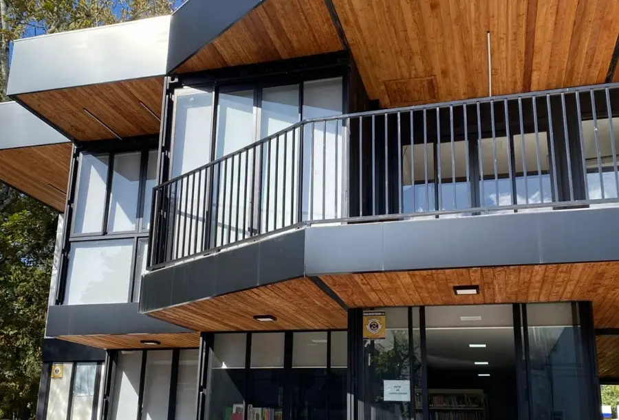 Fachada da Biblioteca Pública Municipal Luiz Delfino em Araranguá, certificada pelo Sistema Nacional de Bibliotecas Públicas