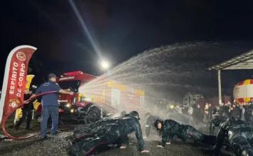 Bombeiros abrem 30 vagas para curso em Urussanga Bombeiros durante treinamento prático do Curso de Bombeiro Comunitário em Urussanga, com caminhão do CBMSC e simulação com água