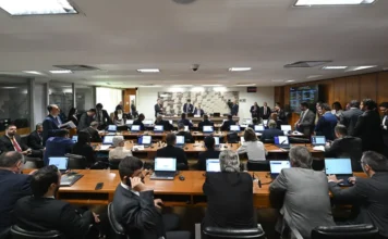 CAE analisa dedução integral para educação de PCDs Comissão de Assuntos Econômicos do Senado durante reunião sobre projeto de dedução integral no Imposto de Renda para educação de pessoas com deficiência.