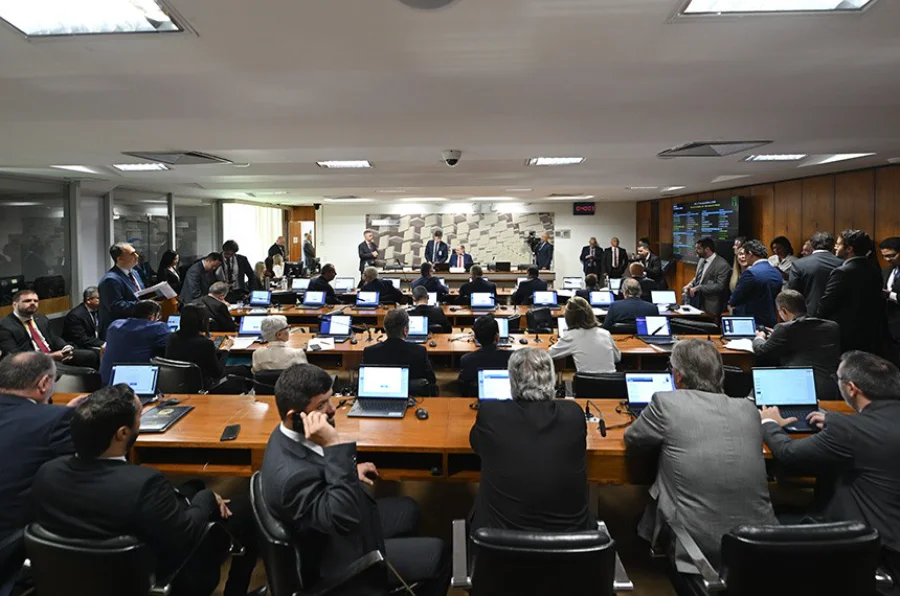 Comissão de Assuntos Econômicos do Senado durante reunião sobre projeto de dedução integral no Imposto de Renda para educação de pessoas com deficiência.