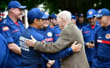 CBMSC cria homenagem anual para bombeiros veteranos Bombeiro militar do CBMSC cumprimenta veterano durante homenagem aos bombeiros veteranos em Florianópolis