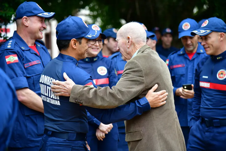 Bombeiro militar do CBMSC cumprimenta veterano durante homenagem aos bombeiros veteranos em Florianópolis