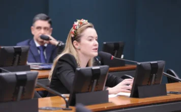 CCJ aprova novas regras para domicílio eleitoral Deputada federal Julia Zanatta, relatora do projeto sobre domicílio eleitoral, fala ao microfone durante reunião na Comissão de Constituição e Justiça (CCJ) da Câmara dos Deputados.