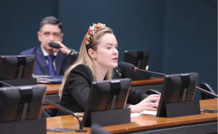 CCJ aprova novas regras para domicílio eleitoral Deputada federal Julia Zanatta, relatora do projeto sobre domicílio eleitoral, fala ao microfone durante reunião na Comissão de Constituição e Justiça (CCJ) da Câmara dos Deputados.