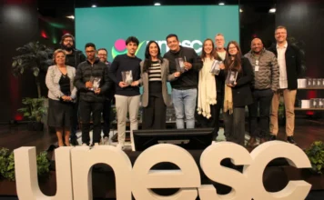 Calouros de Direito da Unesc recebem Vade Mecum Estudantes de Direito da Unesc recebem exemplares do Vade Mecum durante evento de formação acadêmica em Criciúma