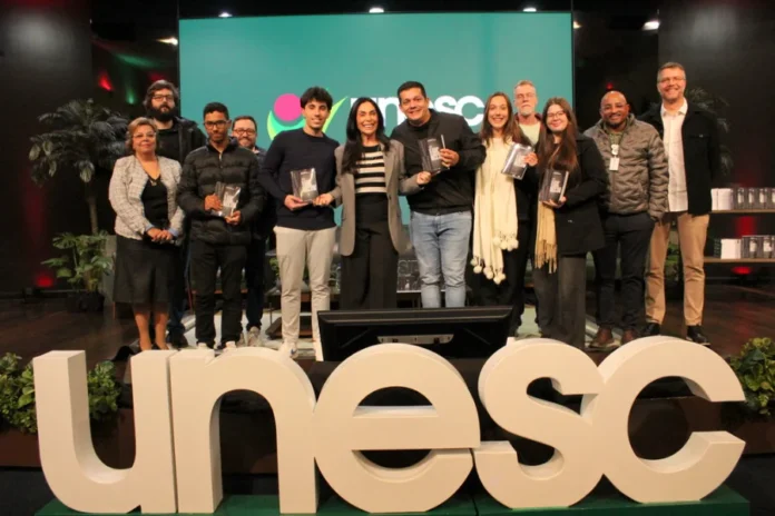 Calouros de Direito da Unesc recebem Vade Mecum Estudantes de Direito da Unesc recebem exemplares do Vade Mecum durante evento de formação acadêmica em Criciúma
