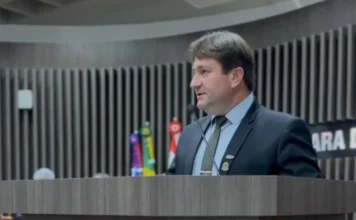 Câmara aprova conselho de segurança alimentar em Araranguá Vereador Samuel Jesuíno discursando na tribuna da Câmara de Araranguá durante votação do Conselho Municipal de Segurança Alimentar e Nutricional