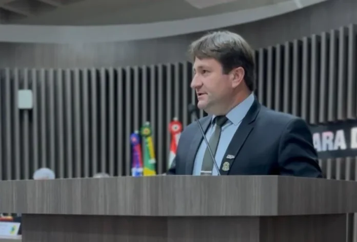 Câmara aprova conselho de segurança alimentar em Araranguá Vereador Samuel Jesuíno discursando na tribuna da Câmara de Araranguá durante votação do Conselho Municipal de Segurança Alimentar e Nutricional