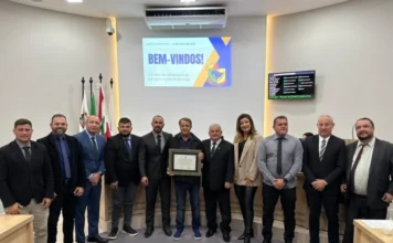 Câmara aprova homenagem e governo digital no Arroio Vereadores de Balneário Arroio do Silva entregam homenagem a Rogério Ferreira da Costa durante sessão da Câmara Municipal