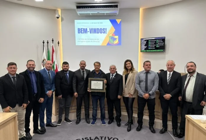 Câmara aprova homenagem e governo digital no Arroio Vereadores de Balneário Arroio do Silva entregam homenagem a Rogério Ferreira da Costa durante sessão da Câmara Municipal