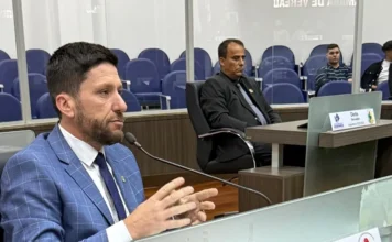 Câmara aprova projeto Louvor na Praça em Araranguá Vereador Samuca durante sessão da Câmara de Araranguá sobre o projeto Louvor na Praça