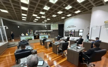 Câmara aprova propostas para saúde e educação em Araranguá Sessão da Câmara de Vereadores de Araranguá durante aprovação de anteprojetos nas áreas de saúde, educação e sustentabilidade.
